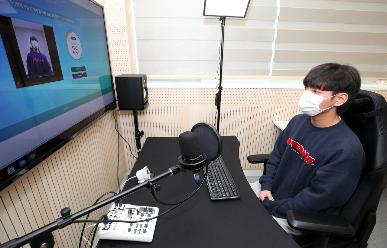 한 학생이 인공지능(AI)을 활용한 모의 면접을 진행하고 있다. [출처=강원대학교, 연합뉴스]
