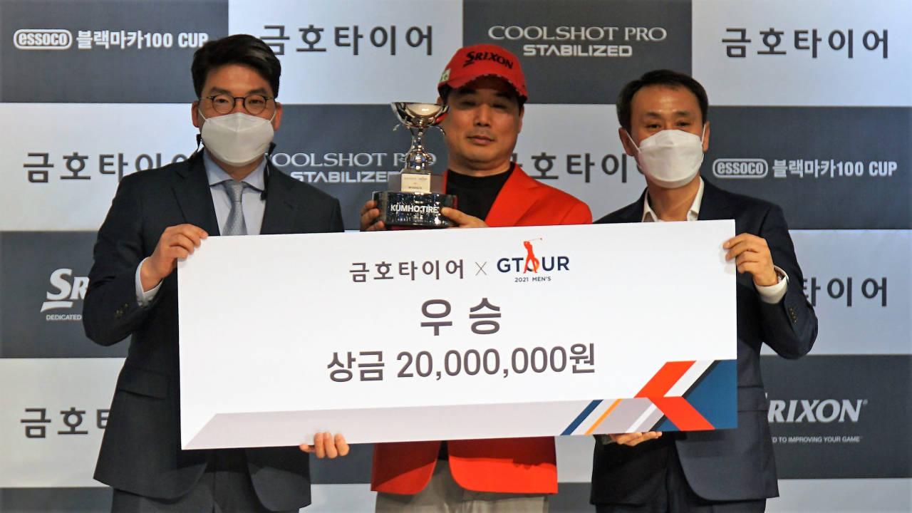 ‘2021 금호타이어 GTOUR 남자대회 1차’ 결선 시상식에서 (왼쪽부터) 골프존 손장순 상무, 우승자 손동주, 금호타이어 이강승 G.마케팅담당 상무가 기념촬영을 하고 있다. [금호타이어 제공]