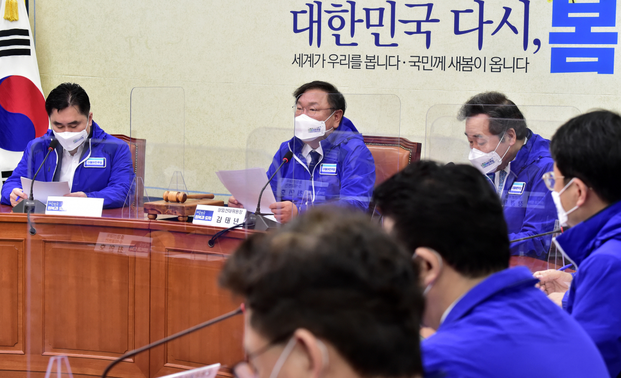 더불어민주당 김태년 대표 직무대행(가운데)이 15일 국회에서 열린 중앙선대위회의에서 발언하고 있다. 연합뉴스