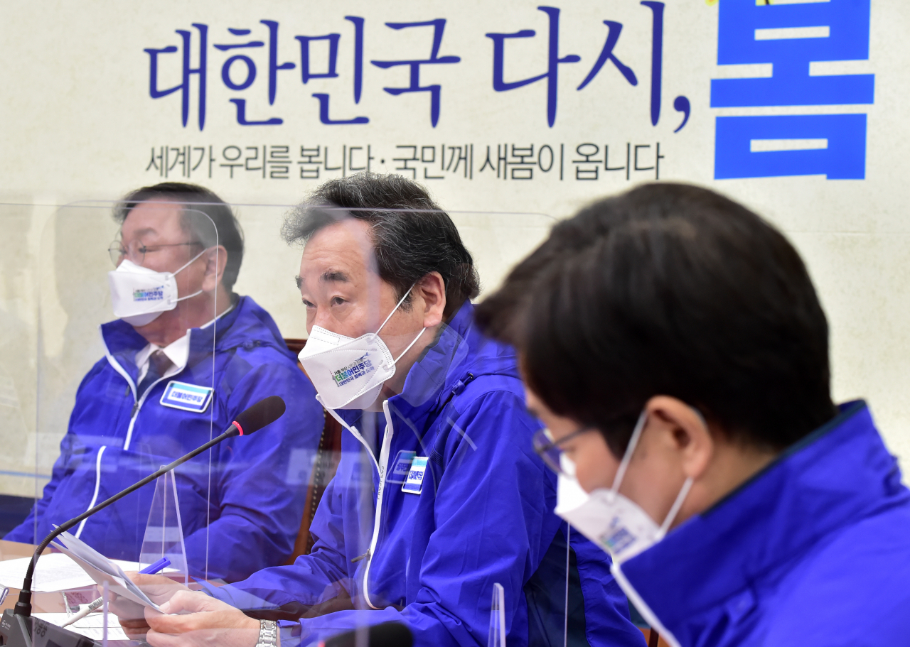 더불어민주당 이낙연 상임선대위원장(가운데)이 15일 국회에서 열린 중앙선대위회의에서 발언하고 있다. [연합]