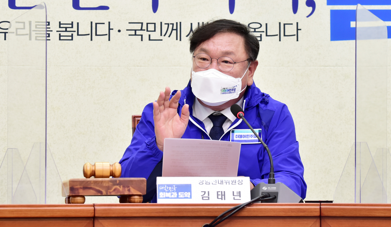 김태년 더불어민주당 대표 직무대행이 15일 국회에서 열린 중앙선대위회의에서 발언하고 있다. 이상섭 기자
