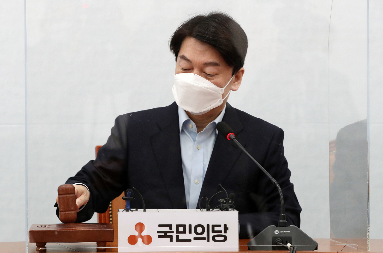안철수 국민의당 대표가 15일 국회에서 열린 최고위원회의에서 개의를 선언하고 있다. [헤럴드경제=이상섭 기자]