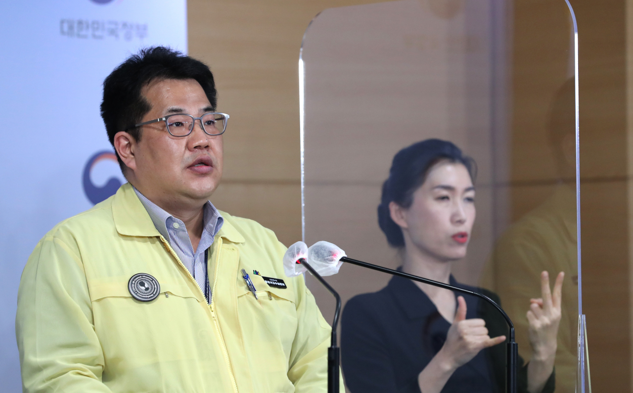 손영래 중앙사고수습본부 전략기획반장(보건복지부 대변인)이 지난 14일 서울 종로구 정부서울청사에서 신종 코로나바이러스 감염증(코로나19) 중앙재난안전대책본부(중대본) 회의 결과 브리핑을 하고 있다. [연합]