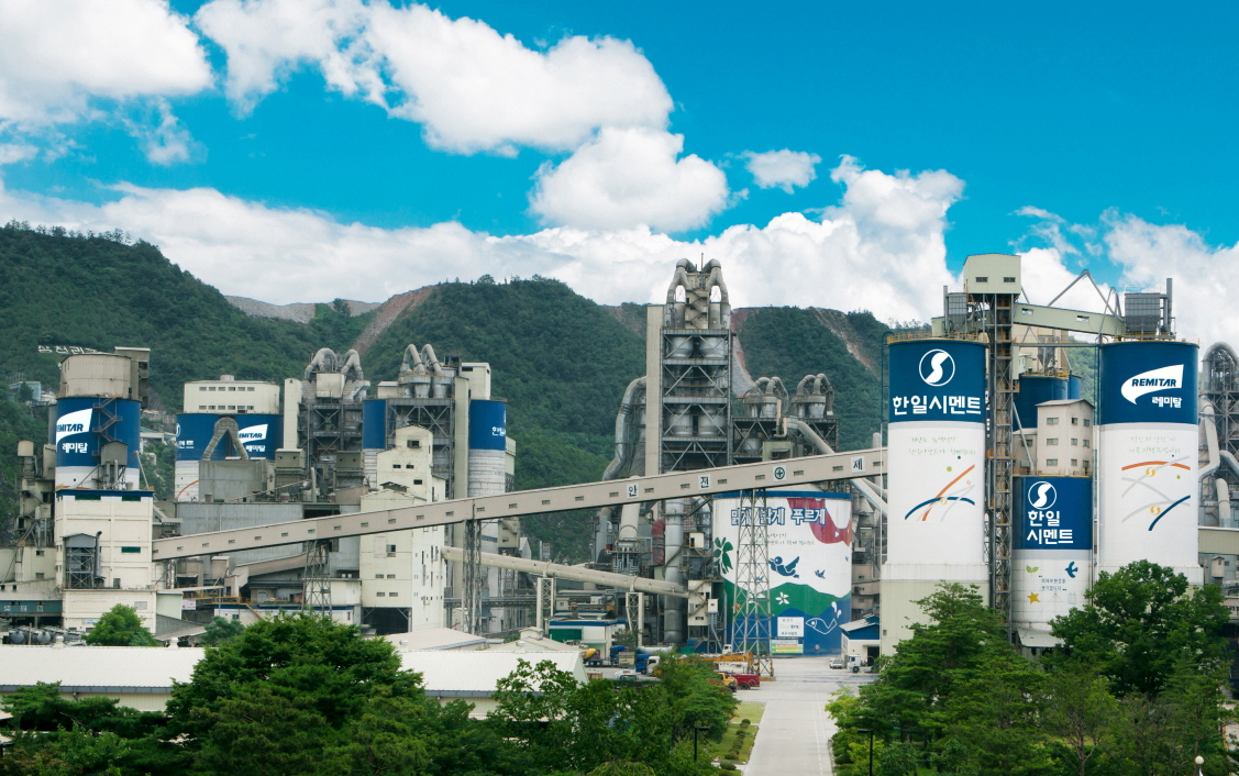 한일홀딩스가 전 계열사에 ESG경영을 확대한다. 사진은 한일시멘트 단양공장 전경. [한일홀딩스 제공]