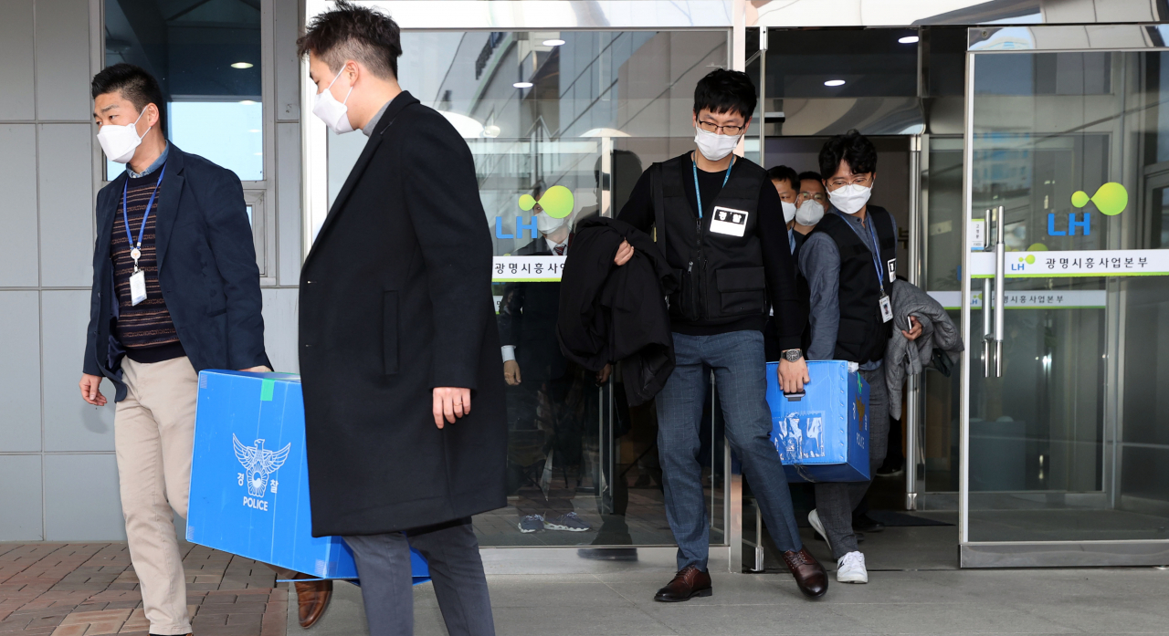 지난 9일 오후 경기 광명 한국토지주택공사(LH) 광명시흥사업본부에서 경기남부경찰청 반부패경제범죄수사대가 'LH임직원 신도시 투기 의혹' 관련 압수수색을 마치고 압수품을 옮기고 있다. [연합]