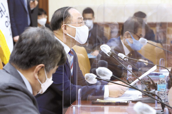 홍남기 경제부총리가 15일 오전 정부서울청사에서 제221차 대외경제장관회의를 주재하고 있다. 홍 부총리는 이 자리에서 “금년 국채물량이 커진데다가 최근 미 국채금리 상승으로 우리 국채금리도 일부 영향을 받는 양상이나, 국채발행 분산 등을 통해 시장 부담 완화 및 안정세에 흔들림 없도록 최대한 대응해 나갈 것”이라고 말했다. [연합]