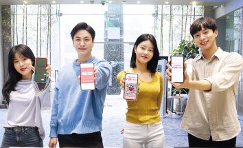 LG유플러스 모델들이 고객 감사 프로젝트 ‘Thank U+’를 알리는 모습. [LG유플러스 제공]
