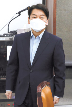 4·7 서울시장 재보궐 선거를 앞둔 15일, 후보마다 수싸움이 치열해졌다. 박영선 더불어민주당 서울시장 후보가 이날 오전 서울 송파구 서울동남권 아동보호전문기관을 방문해 관계자들과 만났다. 오세훈 국민의힘 후보는 이날 서울 여의도 당사에서 열린 4·7 보궐선거 중앙선거대책위원회 서울동행 제1차 회의에서 “만약 안철수 후보로 단일화되고, 당 외곽의 유력 대권주자가 결합하는 형태가 된다면, 이번 대선은 야권이 분열된 상태에서 치러지는 최악의 대선이 될 수 있다”고 견제했다. 안철수 국민의당 후보도 이날 최고위원회의에서 오 후보를 향해 “요즘 LH 사태 때문에 지지율이 좀 올라간다 싶으니 3자 구도로 가겠다는 밑자락을 까는 것인가”라고 저격했다. 이상섭 기자·국회사진기자단
