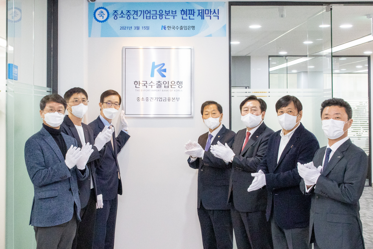 [사진=수출입은행이 15일 중소기업에 대한 맞춤형 금융서비스 제공과 접근 편의성을 높이기 위해 중소중견기업금융본부를 여의도 중소기업중앙회로 이전하고 현판 제막식을 개최하고 있다. 사진 왼쪽부터 장승국 소부장 강소기업 100 협의회장, 신현호 수은 노조위원장, 방문규 수은 행장, 윤후덕 국회 기재위원장, 김기문 중기중앙회장, 홍재성 제이에스코퍼레이션 회장, 최진우 대아티아이 대표.]
