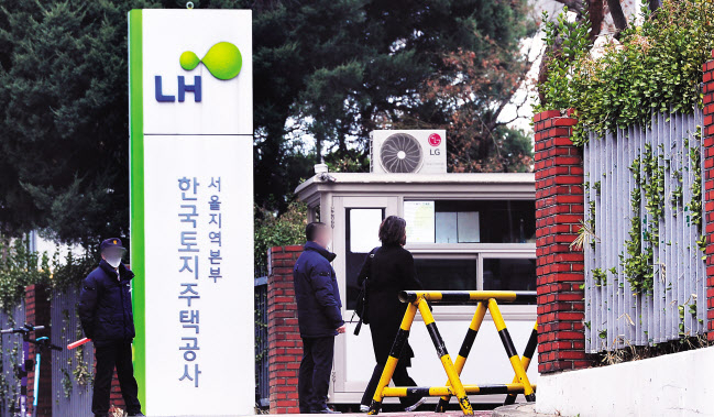 한국토지주택공사(LH)발 3기 신도시 투기 의혹 사태가 걷잡을 수 없이 커지면서 정국 최대 변수로 떠올랐다. 지난 15일 서울 강남구 LH 서울지역본부로 직원들이 출근하고 있다. [헤럴드경제=박해묵 기자]