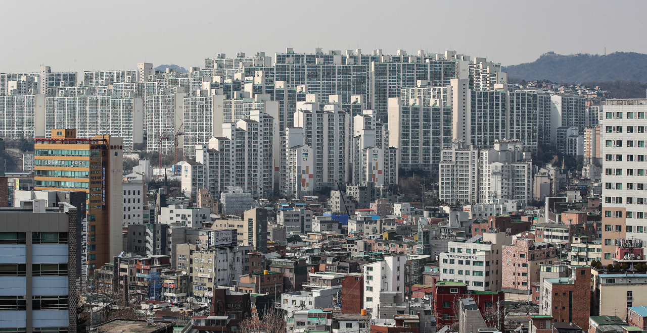 전국의 주택 매수우위지수가 80선까지 떨어지며 시장이 매수자 우위로 재편되는 분위기다. 사진은 서울 성북구 돈암동, 동소문동 일대 아파트 단지 [연합]