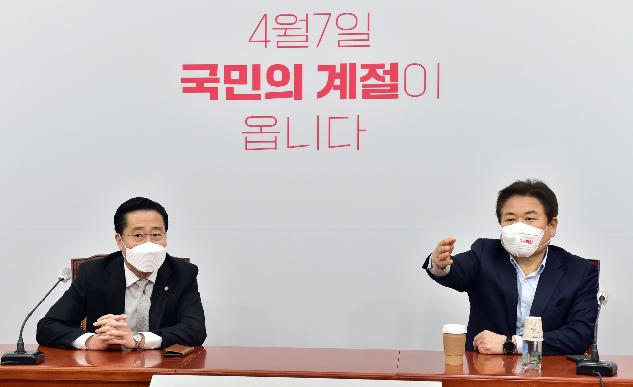 정양석(오른쪽) 국민의힘 사무총장과 이태규 국민의당 사무총장이 15일 국회에서 열린 오세훈·안철수 서울시장 후보 단일화 실무협상 4차 회의에서 대화하고 있다. [이상섭 기자]