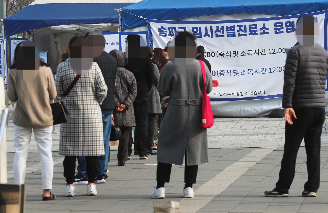 15일 오전 서울 송파구 올림픽공원 평화의문 광장에 마련된 임시선별진료소에 시민들이 검사를 받기 위해 줄을 서고 있다.중앙방역대책본부는 이날 0시 기준으로 신규 확진자가 382명 늘어 누적 9만6017명이라고 밝혔다. [연합]