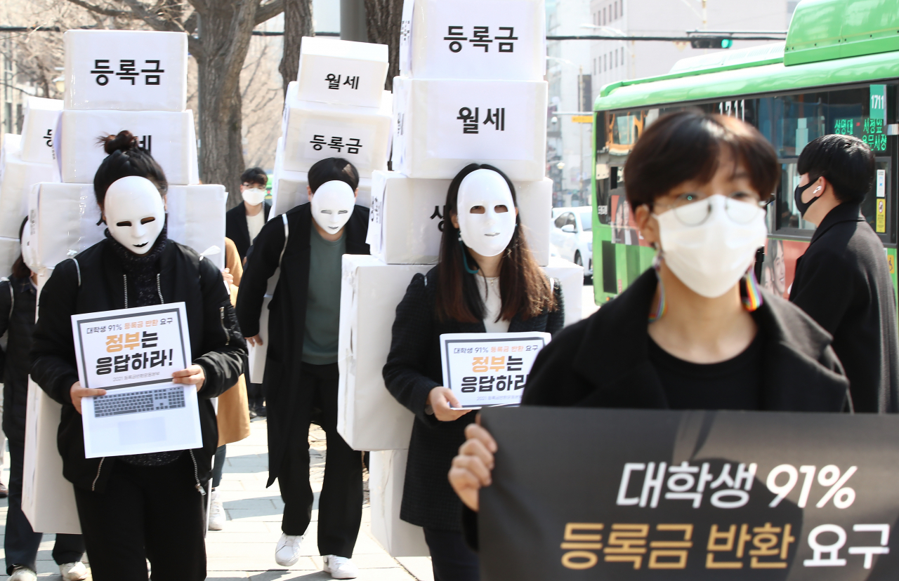 전국대학학생회네트워크, 청년하다 등으로 구성된 등록금반환 운동본부 관계자들이 지난 8일 오후 서울 종로구 경복궁역 일대에서 대학생 코로나19 대책 마련 및 등록금 반환을 요구하며 청와대 방향으로 행진을 하고 있다. [연합]