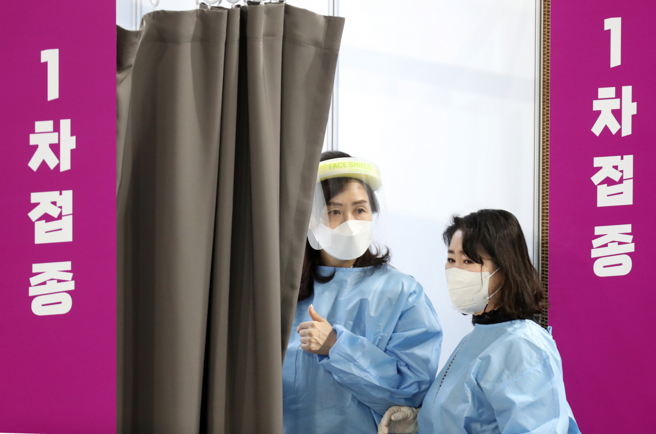 15일 강원 춘천시 봄내체육관에 마련된 코로나19 예방접종센터에서 백신 접종을 진행하던 의료진이 대화하고 있다. [연합]