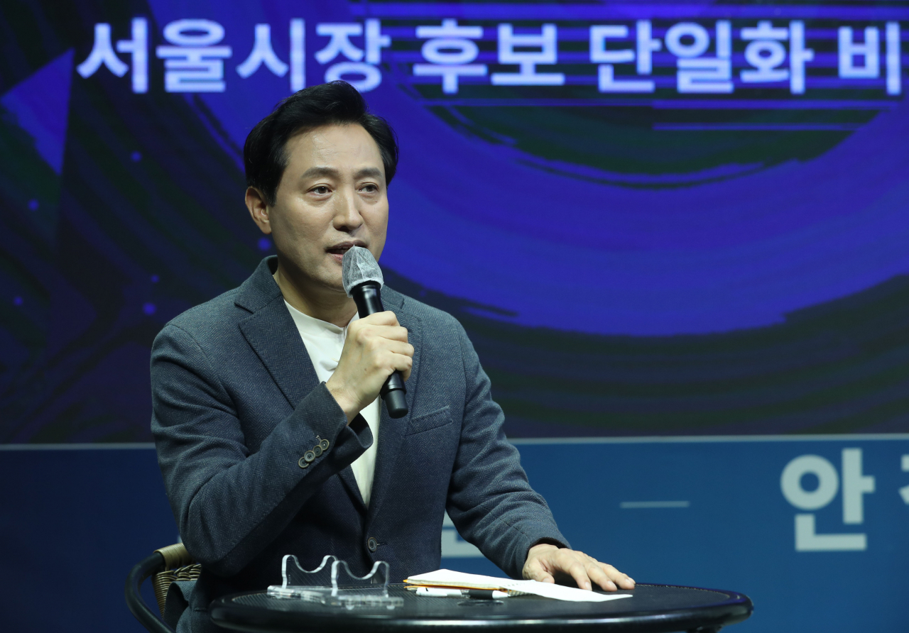 오세훈 국민의힘 서울시장 후보가 15일 서울 영등포구 더플러스 스튜디오에서 열린 단일화 비전발표회에서 취재진의 질문에 답하고 있다. [국회사진기자단]