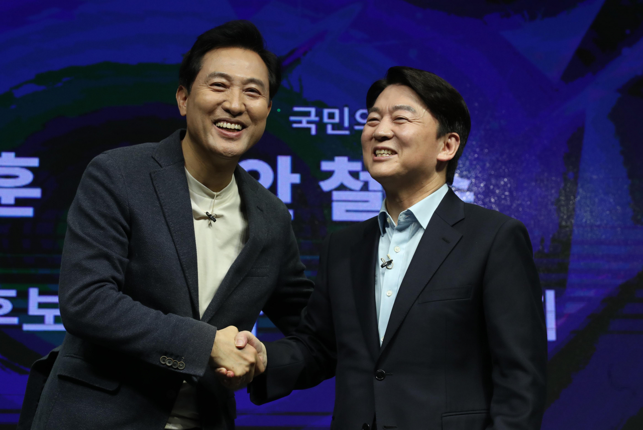 오세훈 국민의힘 서울시장 후보와 안철수 국민의당 서울시장 후보가 15일 서울 영등포 더플러스 스튜디오에서 열린 단일화 비전발표회를 마친 뒤 인사하고 있다. [국회사진기자단]