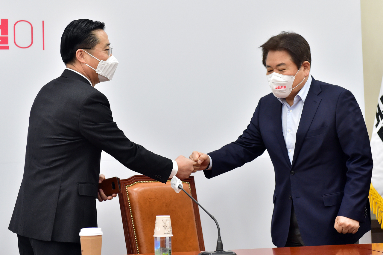 정양석 국민의힘 사무총장(오른쪽)과 이태규 국민의당 사무총장이 15일 국회에서 열린 오세훈·안철수 서울시장 후보 단일화 실무협상 4차 회의에 참석하고 있다. [헤럴드경제=이상섭 기자]