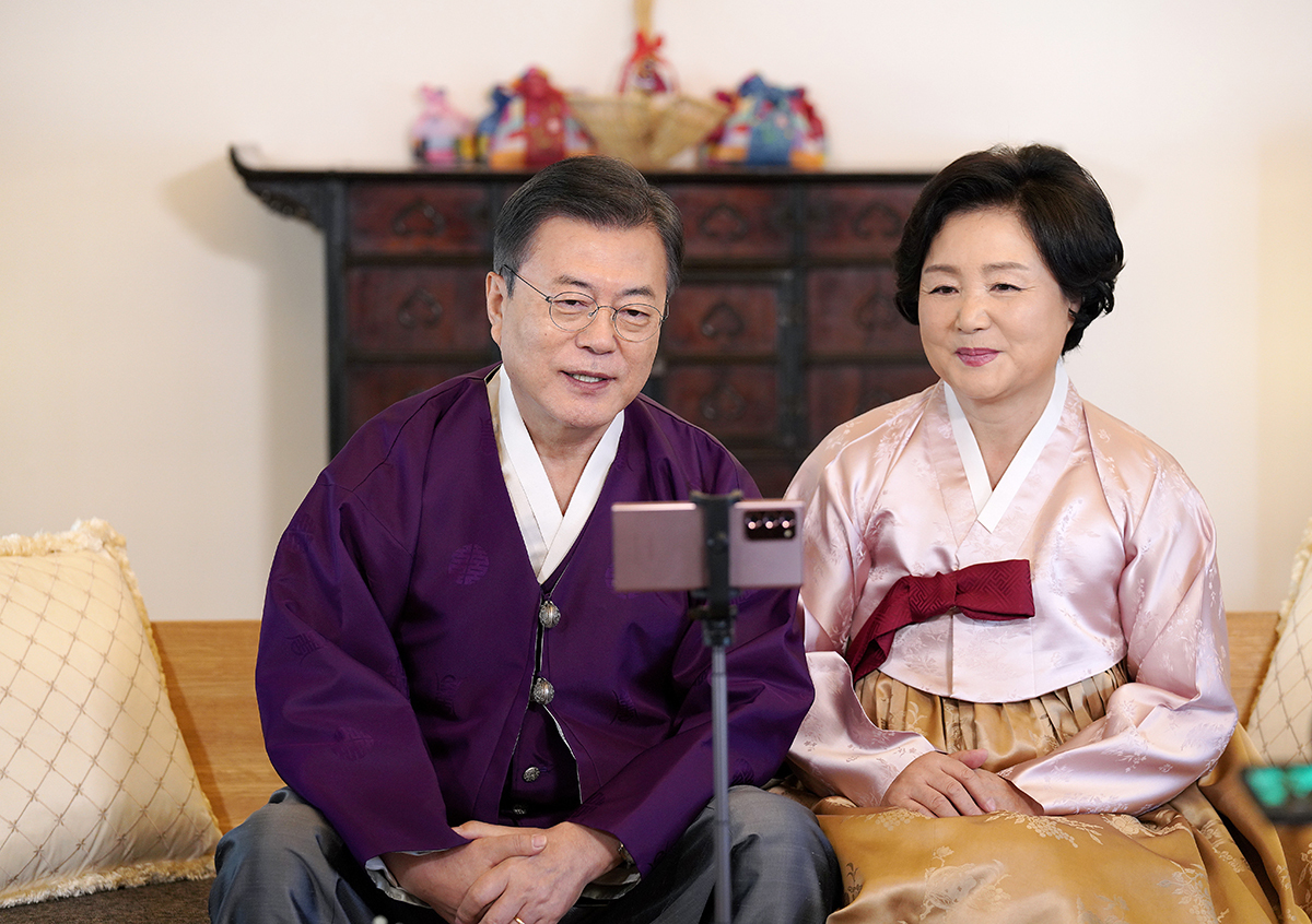 President Moon Jae-in and first lady Kim Jung-sook talk with citizens to celebrate the Lunar New Year holiday at their residence in Seoul last month. (Cheong Wa Dae)