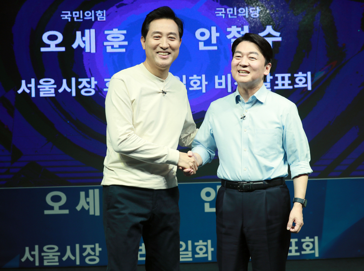 오세훈 국민의힘 서울시장 후보(왼쪽)와 안철수 국민의당 서울시장 후보가 15일 서울 영등포 더플러스 스튜디오에서 열린 단일화 비전발표회에 앞서 포토타임을 갖고 있다. [국회사진기자단]