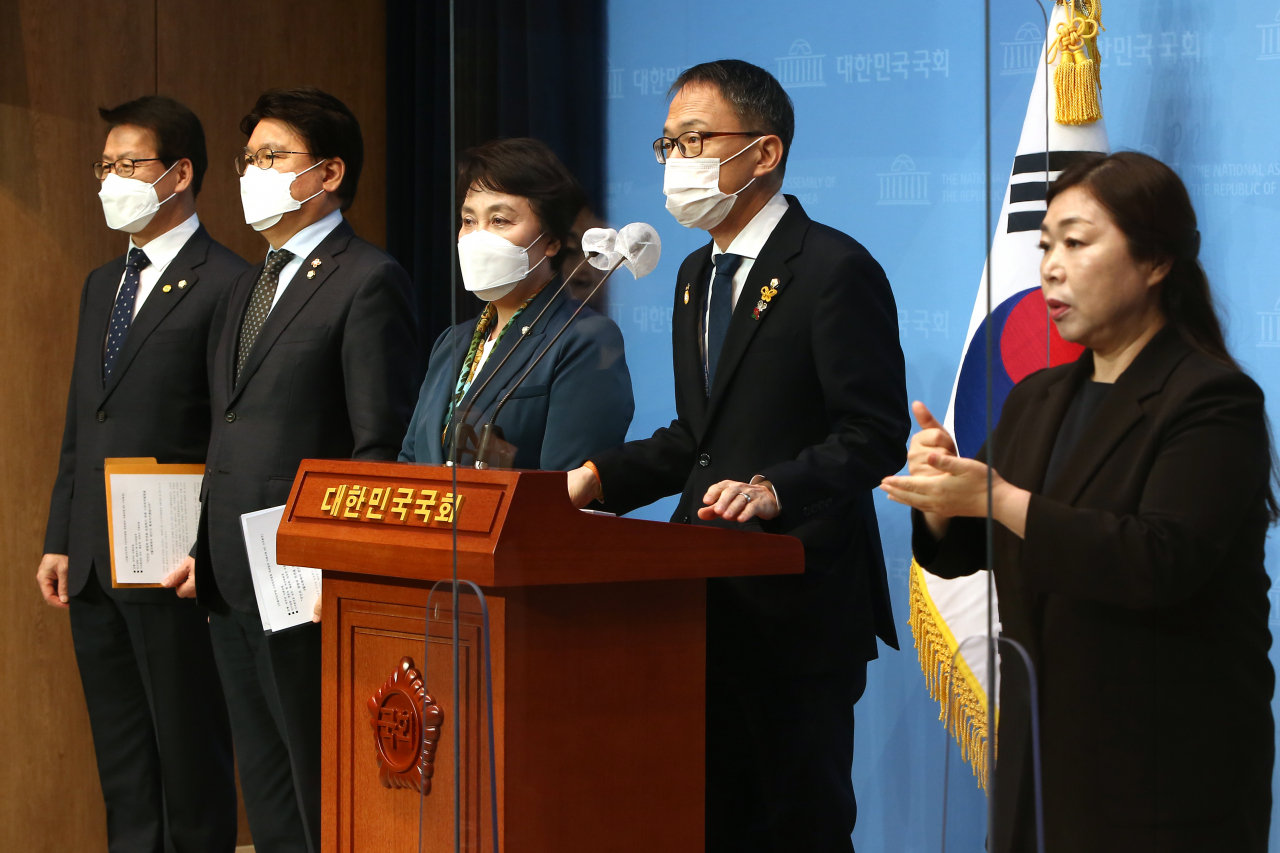 더불어민주당 임호선(왼쪽부터), 황운하, 정춘숙, 박주민 의원이 15일 국회 소통관에서 스토킹처벌법의 3월 국회 처리를 촉구하는 기자회견을 하고 있다. [연합]