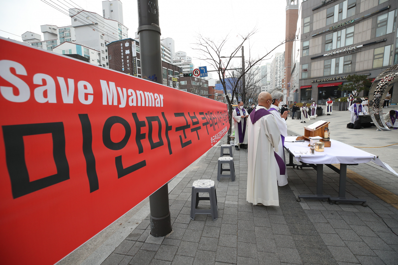 15일 오후 서울 성동구 주한 미얀마 대사관 무관부 인근에서 열린 미얀마 민주주의를 기원하는 미사에서 천주교정의구현전국사제단 등이 손팻말을 들고 있다. [연합]