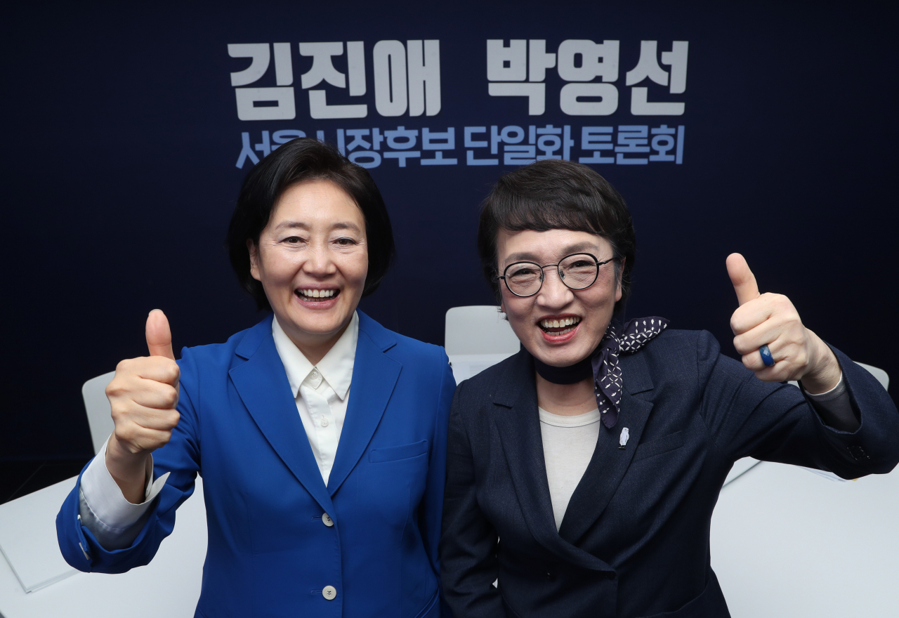 더불어민주당 박영선 서울시장 후보와 열린민주당 김진애 서울시장 후보가 15일 오후 서울 영등포구 더불어민주당 중앙당사에서 오마이TV 주관으로 열린 서울시장 후보 단일화 2차 토론회에서 기념촬영을 하고 있다. [국회사진기자단]