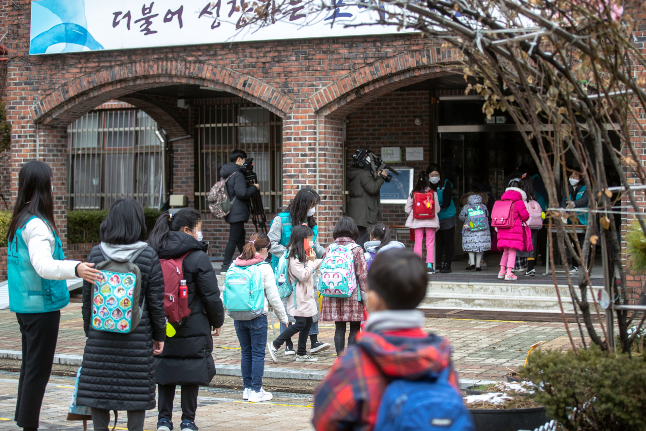 2021학년도 초·중·고교 신학기 첫 등교가 시작된 2일 오전 서울 강남구 포이초등학교에서 초등학생들이 학교로 들어가고 있다. 연합뉴스