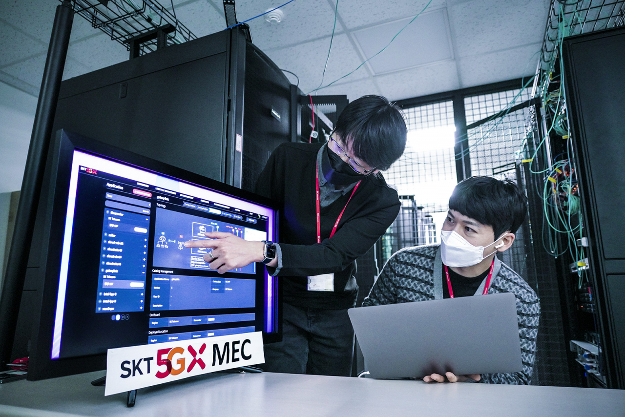 SK텔레콤 5G MEC 개발 담당 연구원들이 SK텔레콤 분당사옥 테스트베드에서 모바일 에지 컴퓨팅(5G MEC) 기술을 연구하고 있다. [SK텔레콤 제공]