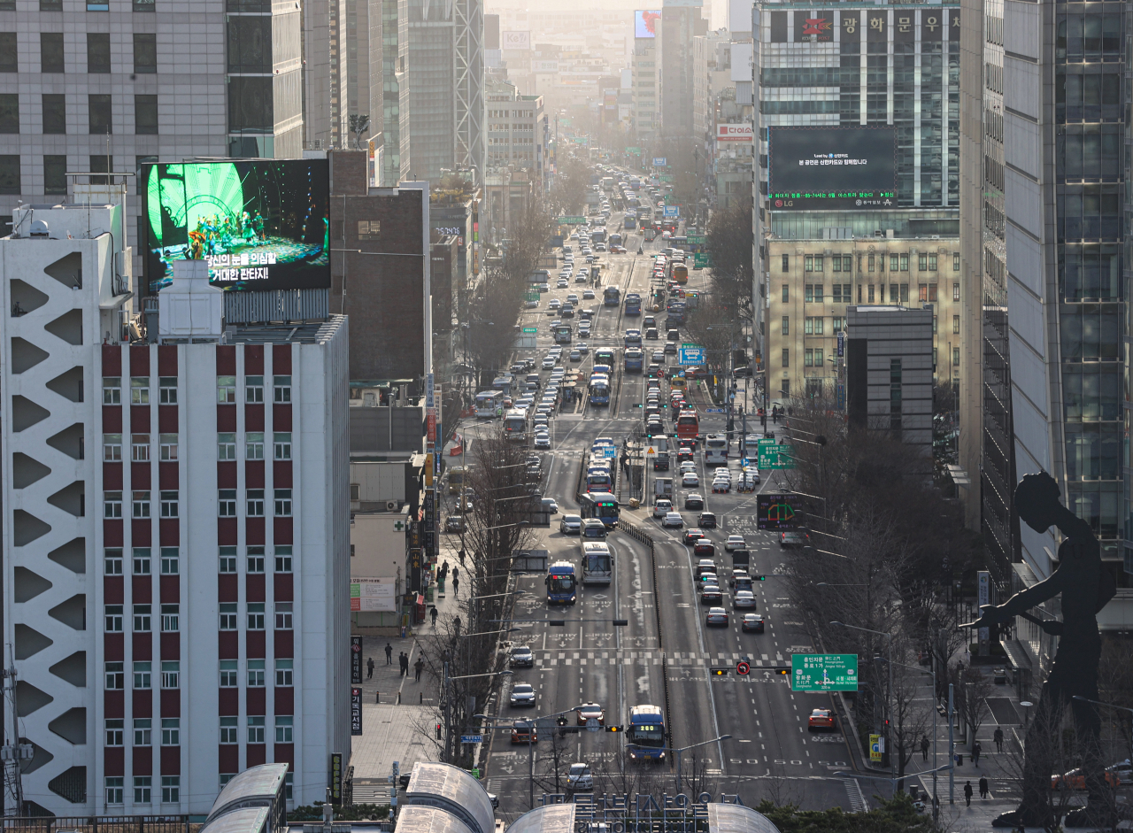 지난 밤 내린 봄비로 짙게 드리웠던 미세먼지가 사라진 16일 오전 서울 종로구 서울시교육청에서 바라본 광화문과 종로 일대가 전날보다 선명하게 보인다. 그러나 기상청은 이날 오후부터 중국발 황사의 영향으로 서해안을 시작으로 미세먼지 농도가 높아질 것으로 예보했다. [연합]