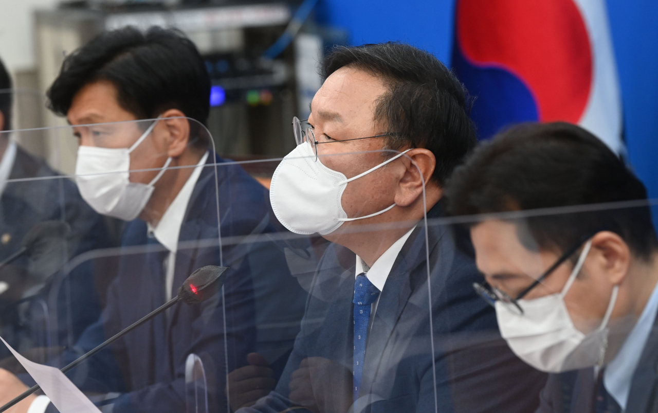 16일 오전 국회에서 열린 더불어민주당 원내대책회의에서 김태년 대표 직무대행이 발언하고 있다. 이상섭 기자