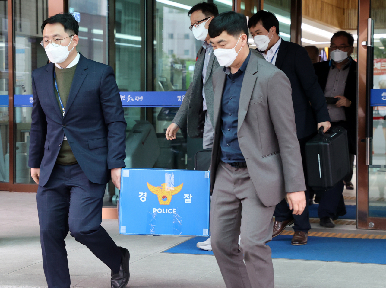 경기남부경찰청 부동산 투기사범 특별수사대 관계자들이 광명시 6급 공무원 B씨의 부동산 투기 의혹과 관련 지난 15일 광명시청을 압수수색하고 압수물을 옮기고 있다. [연합]