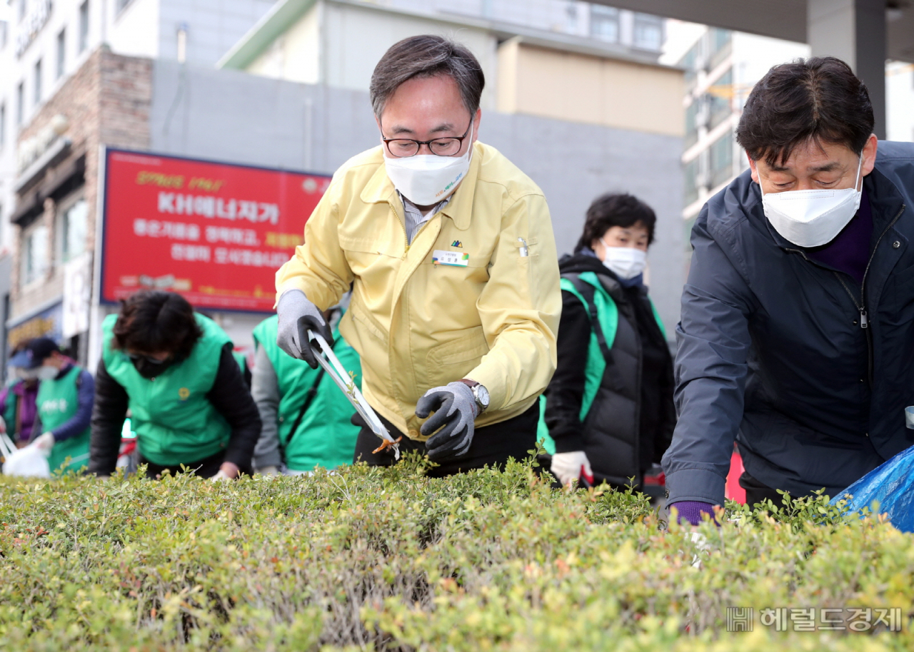 지난 15일 유성훈 금천구청장이 봄을 맞아 새마을지도자 100명과 함께 시흥동, 독산동 일대의 주요도로 및 골목길 대청소를 하고 있다. 이날 유 구청장은 “봄을 맞아 구민들이 새 기분 새 뜻으로 활기찬 내일을 준비할 수 있길 바란다”며 “금천을 쾌적하고 살고 싶은 도시로 만들기 위해 주민과 함께 노력해 나가겠다”고 전했다. [금천구 제공]