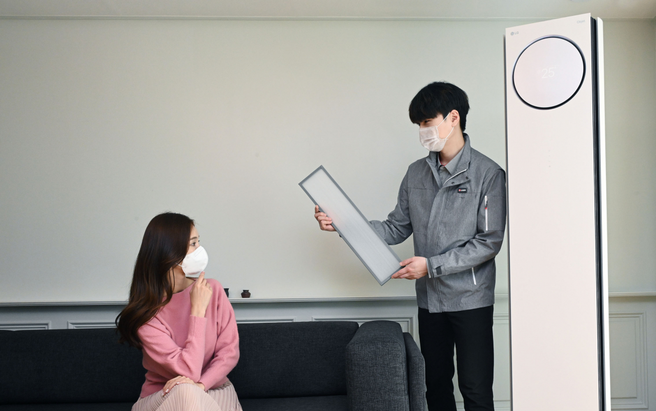LG전자 서비스 엔지니어(사진 오른쪽)가 '휘센 에어컨 사전점검 서비스'를 진행하고 있는 모습 [ LG전자 제공]