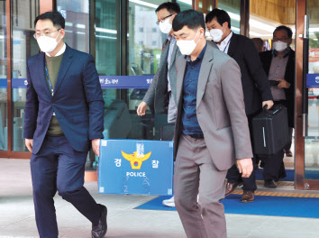 경기남부경찰청 부동산 투기사범 특별수사대 관계자들이 광명시 6급 공무원 B씨의 부동산 투기 의혹과 관련 지난 15일 광명시청을 압수수색하고 압수물을 옮기고 있다. [연합]