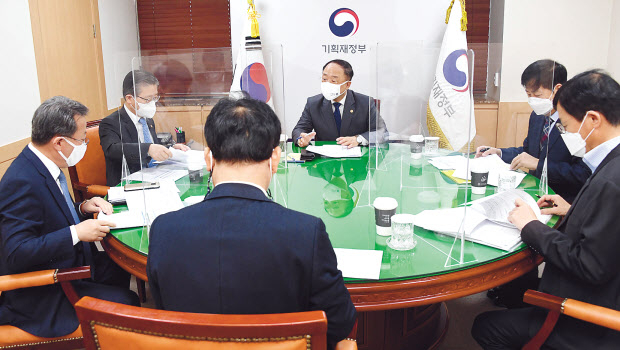 홍남기 부총리 겸 기획재정부 장관이 16일 서울 광화문 정부서울청사에서 변창흠 국토교통부 장관과 구윤철 국무조정실장 등이 참석한 가운데 관계장관회의(녹실회의)를 갖고 있다. 이날 회의 참석자들은 LH 사태 관련 투기 근절 및 재발방지 방안을 빠른 시일 내에 마련하고 입법 사항에 대해선 국회와 협의해나가기로 했다. [기획재정부 제공]