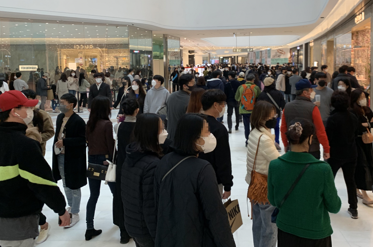 일요일인 지난 14일 오후 서울 시내의 한 쇼핑몰을 찾은 시민들이 휴일을 즐기고 있다. [연합]