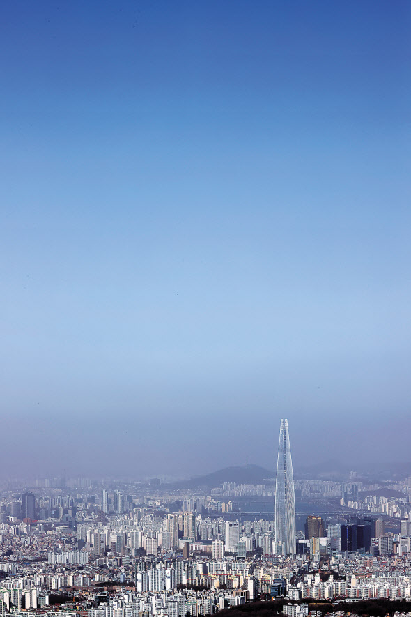 지난 15일 중국 수도 베이징이 황사로 뒤덮여 있는 모습(위쪽)과 중국발 황사가 예보된 16일 오전 남한산성에서 바라본 서울 시내의 모습. 이날 오후부터 황사 농도가 낮아질 것으로 예상됨에 따라 황사 예보도 ‘매우나쁨’에서 ‘나쁨’으로 낮아질 것으로 예상된다. [연합]