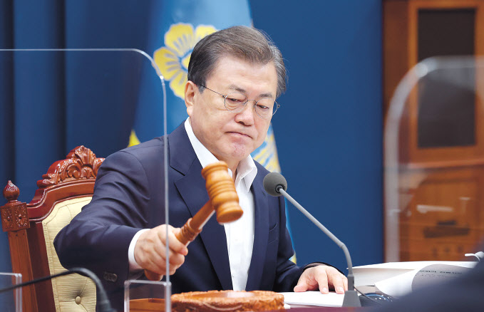 문재인 대통령은 16일 한국토지주택공사(LH) 사태와 관련해 “국민께 큰 심려 끼쳐드려 송구한 마음”이라며 처음으로 사과의 뜻을 밝혔다. 문재인 대통령이 이날 오전 청와대에서 국무회의를 주재하고 있다. [연합]