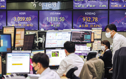 코스피와 코스닥 시장이 상승세로 출발한 16일 오전 서울 중구 하나은행 본점 딜링룸 전광판에 코스피, 원/달러 환율, 코스닥 지수가 표시돼 있다. [연합]