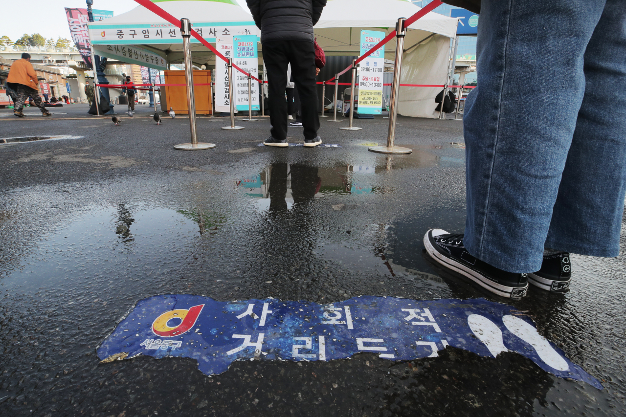 16일 오전 서울역 임시선별진료소에 시민들이 검사를 받기 위해 줄을 서고 있다.중앙방역대책본부는 이날 0시 기준으로 코로나19 신규 확진자가 363명 늘어 누적 9만6380명이라고 밝혔다. [연합]