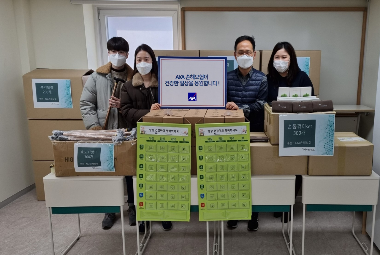 15일 AXA손해보험 직원과 온누리복지재단 직원들이 서울 동자동 일대 요보호환자의 가정을 직접 방문해 복약지도와 함께 물품을 전달하고 있다. [AXA손보 제공]