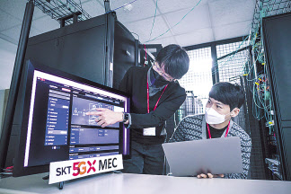 SK텔레콤 5G MEC 개발 담당 연구원들이 SK텔레콤 분당사옥 테스트베드에서 모바일 에지 컴퓨팅(5G MEC) 기술을 연구하고 있다. [SK텔레콤 제공]