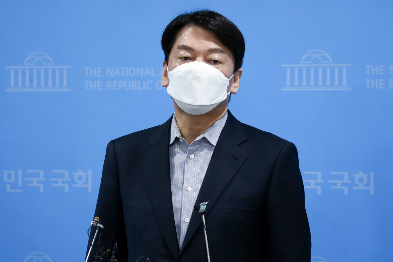 안철수 국민의당 서울시장 후보가 16일 국회 소통관에서 야권 서울시장 후보 단일화에 관해 입장을 밝힌 뒤 취재진과 인터뷰하고 있다. [헤럴드경제=이상섭 기자]