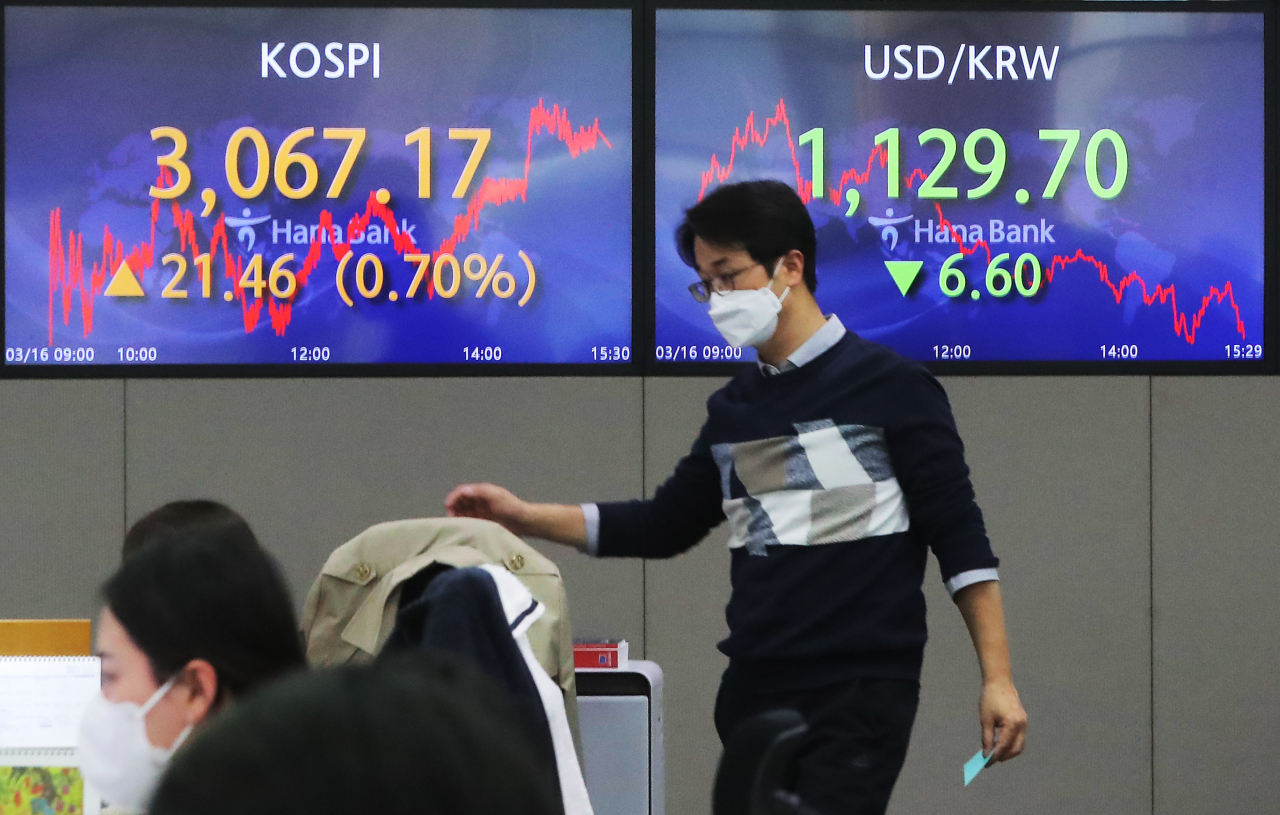 16일 원·달러 환율은 전일 종가보다 6.6원 내린 달러당 1129.7원에 마감했다. 사진은 이날 오후 서울 중구 하나은행 본점 딜링룸. [연합]