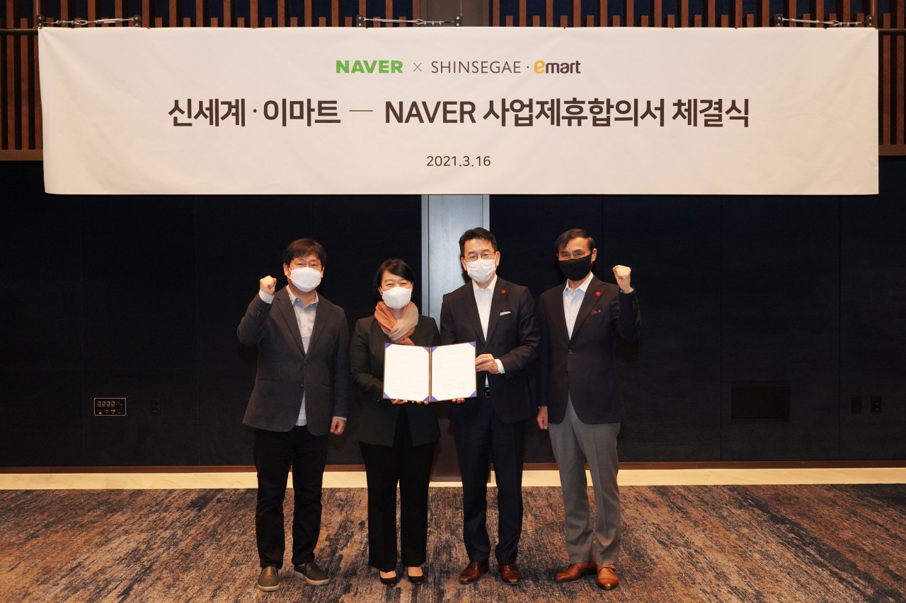 16일 오전 서울 JW메리어트호텔에서 열린 '신세계·이마트 - 네이버 사업제휴합의서 체결식'에서 (왼쪽부터) 최인혁 네이버파이낸셜 대표, 한성숙 네이버 대표, 강희석 이마트 대표, 차정호 신세계백화점 대표가 기념촬영을 하고 있다.[신세계 제공]