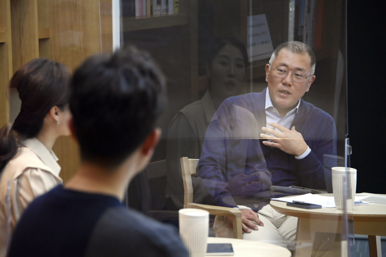 정의선 현대차그룹 회장이 16일 오후 열린 온라인 타운홀 미팅에서 직원들의 질문에 답하고있다. [현대차그룹 제공]