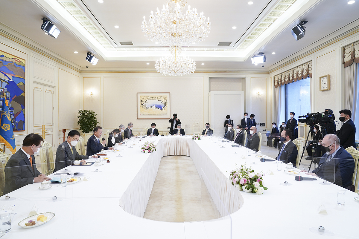 President Moon Jae-in holds a meeting with ministers and ambassadors of Costa Rica, Guatemala, Colombia and Brazil at Cheong Wa Dae on Tuesday. (Cheong Wa Dae)