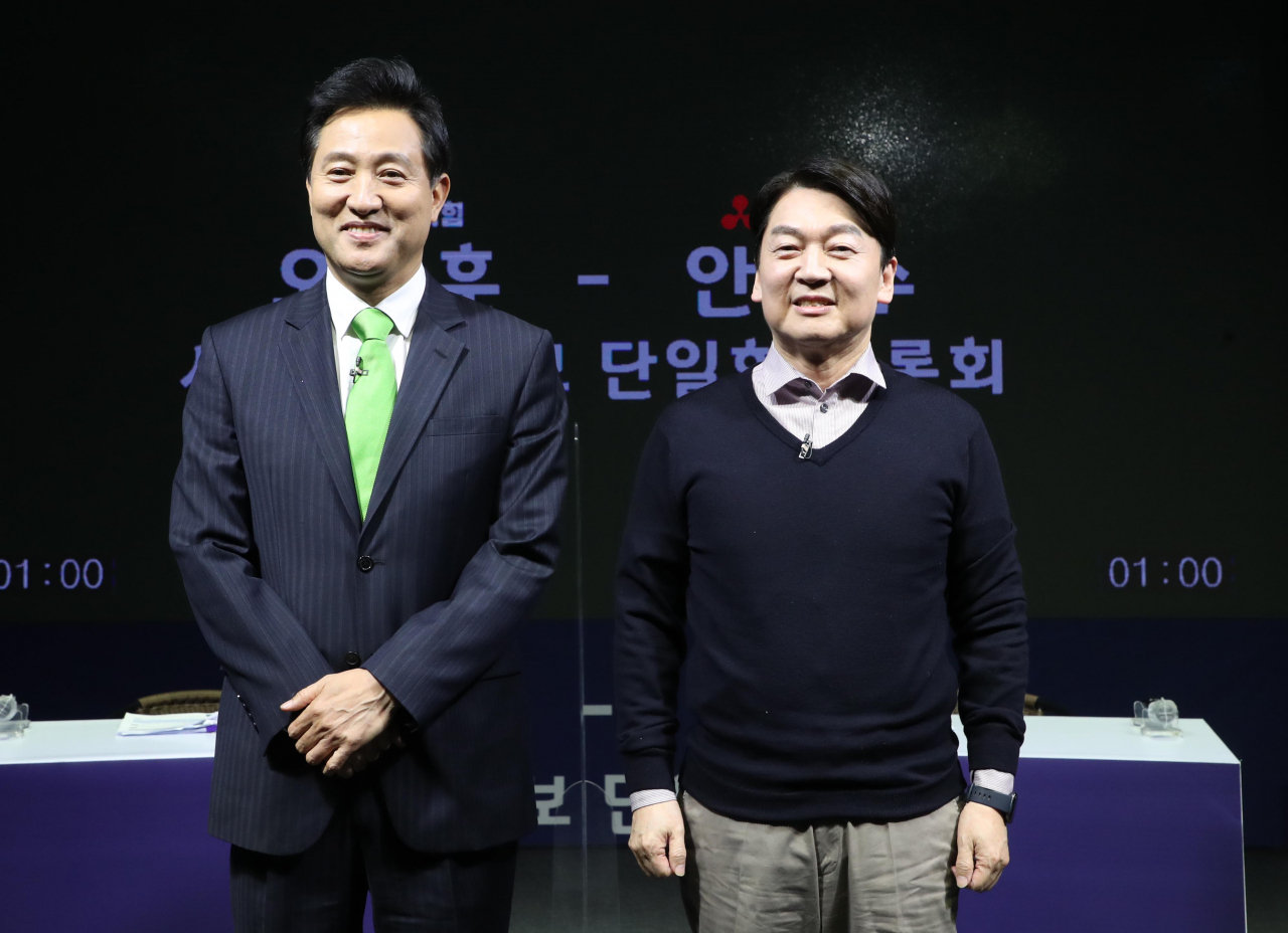 국민의힘 오세훈 서울시장 후보와 국민의당 안철수 서울시장 후보가 15일 오후 서울 영등포구 더플러스 스튜디오에서 채널A 주관으로 열린 후보 단일화 TV토론회에 앞서 기념촬영을 하고 있다. [연합]