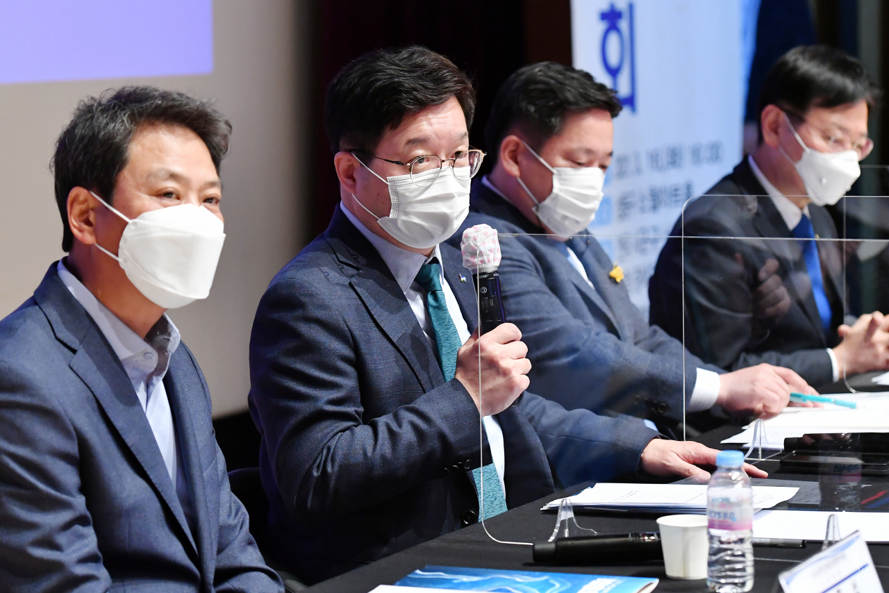 염태영 수원시장이 강연하고있다.[수원시 제공]